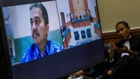 Begini ekspresi Roy Suryo saat jalani sidang putusan yang berlangsung secara daring di Pengadilan Negeri Jakarta Barat, Jakarta, Rabu (28/12/2022).