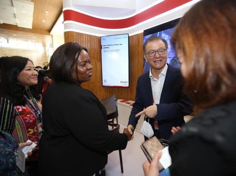 Sinar Mas Board Member, Franky Oesman Widjaja (Kanan) bersama CEO United Nations Global Compact (UNGC) Sanda Ojiambo (tengah).