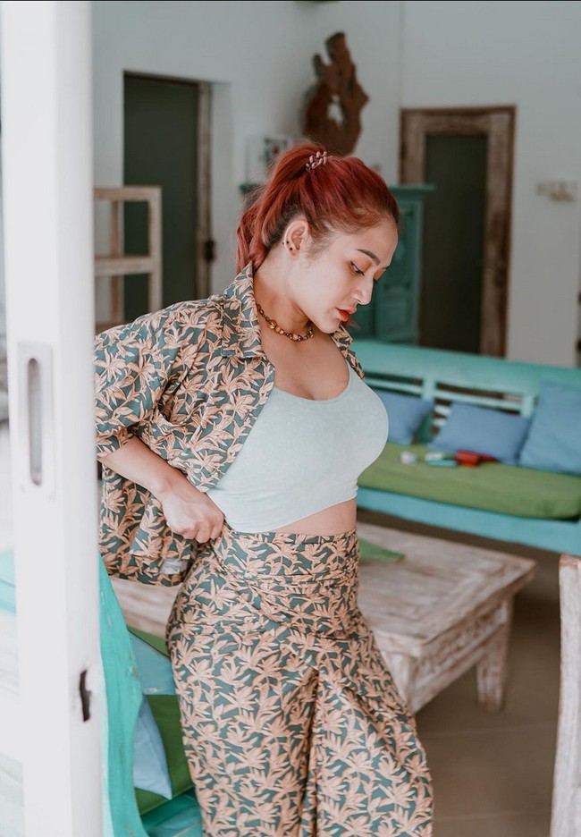 Siti Badriah masih menjalani program menuju berat badan ideal, yakni 48 kg. Dia pun mulai berani dan percaya diri memamerkan perut rampingnya dengan mengenakan atasan crop top.  Foto: Instagram/@sitibadriahh