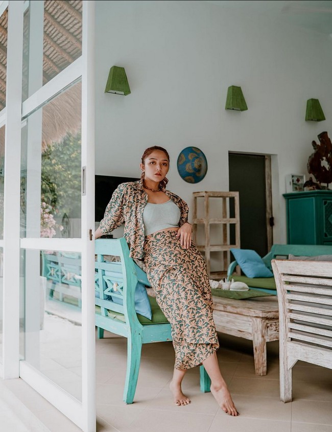 Siti Badriah juga curhat bahwa dirinya sempat merasa sedih setelah melahirkan karena tubuhnya membesar. Ibu satu anak ini juga kerap kali jadi korban body shaming. Foto: Instagram/@sitibadriahh