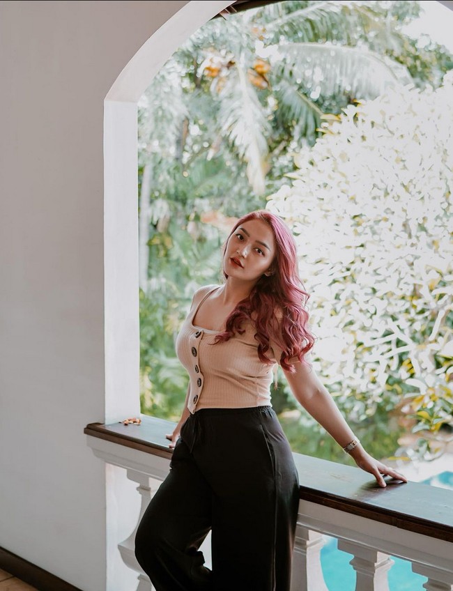 “ Sempet agak sedih setelah lahiran, karena bingung mau pake baju apa, sampe banyak dm julid bilang norak lah, kampungan, ga fashion karena cuma pede pake kemeja oversize setiap kemana mana buat nutupin badan yang burayut,” tulisnya lagi. Foto: Instagram/@sitibadriahh