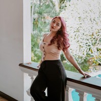 “ Sempet agak sedih setelah lahiran, karena bingung mau pake baju apa, sampe banyak dm julid bilang norak lah, kampungan, ga fashion karena cuma pede pake kemeja oversize setiap kemana mana buat nutupin badan yang burayut,” tulisnya lagi. Foto: Instagram/@sitibadriahh