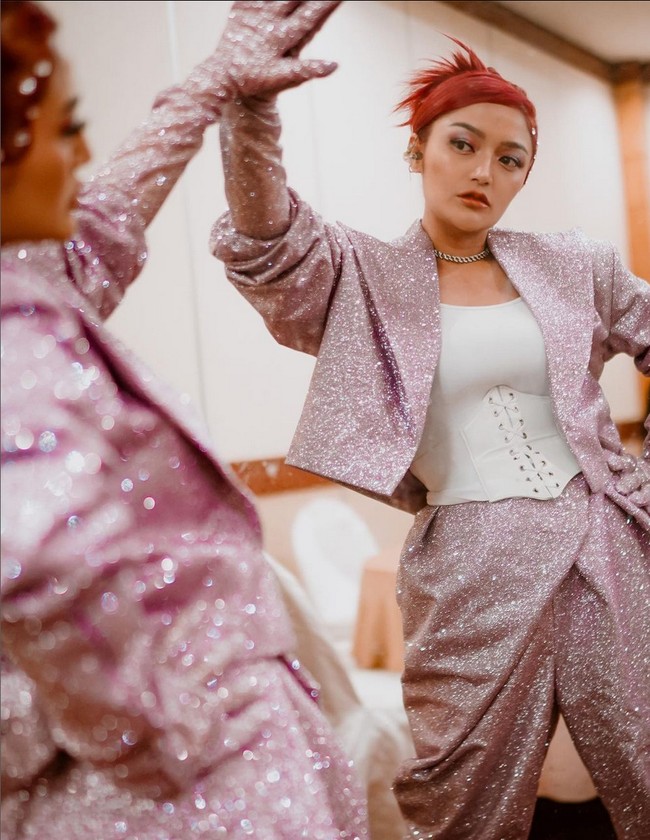 “Akhirnya udah bisa lagi pake croptop!!!” tulisnya pada caption foto Instagram. Foto: Instagram/@sitibadriahh