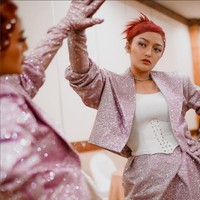 “Akhirnya udah bisa lagi pake croptop!!!” tulisnya pada caption foto Instagram. Foto: Instagram/@sitibadriahh