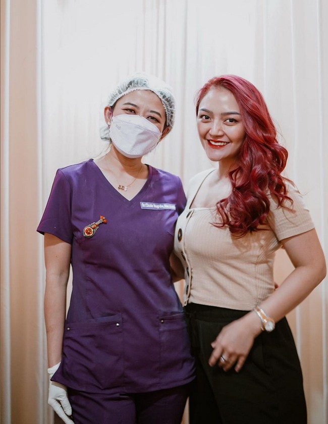 Siti Badriah berhasil menurunkan berat badan 8 kg setelah melahirkan. Perjalanannya menuju langsing dibantu oleh dokter Cissie Nugraha, yang memang pakar di bidang gizi dan penurunan berat badan. Foto: Instagram/@sitibadriahh