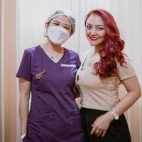 Siti Badriah berhasil menurunkan berat badan 8 kg setelah melahirkan. Perjalanannya menuju langsing dibantu oleh dokter Cissie Nugraha, yang memang pakar di bidang gizi dan penurunan berat badan. Foto: Instagram/@sitibadriahh