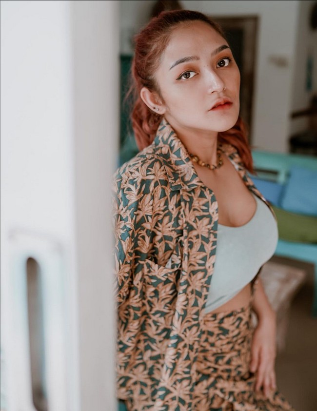 Ibu dari Xarena Zenata Denallie Baharudin ini mengungkapkan kegembiraannya karena program dietnya berhasil. Foto: Instagram/@sitibadriahh