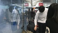Tak hanya itu, akibat kondisi hotel karantina yang tidak merata, pembatasan visa yang ketat, dan harga tiket pesawat yang tinggi yang disebabkan oleh rute internasional yang sangat berkurang juga memicu eksodus massal ekspatriat dari negara tersebut dalam beberapa tahun terakhir. AP/Emily Wang Fujiyama  