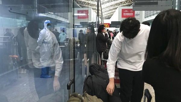 Tak hanya itu, akibat kondisi hotel karantina yang tidak merata, pembatasan visa yang ketat, dan harga tiket pesawat yang tinggi yang disebabkan oleh rute internasional yang sangat berkurang juga memicu eksodus massal ekspatriat dari negara tersebut dalam beberapa tahun terakhir. AP/Emily Wang Fujiyama  Tak hanya itu, akibat kondisi hotel karantina yang tidak merata, pembatasan visa yang ketat, dan harga tiket pesawat yang tinggi yang disebabkan oleh rute internasional yang sangat berkurang juga memicu eksodus massal ekspatriat dari negara tersebut dalam beberapa tahun terakhir. AP/Emily Wang Fujiyama Â