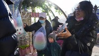 Sejak Maret 2020, semua penumpang yang tiba di China harus menjalani kewajiban karantina sampai dengan dua minggu. Setelah itu, waktu karantina ditingkatkan menjadi tiga minggu. Langkah-langkah tersebut dinilai sangat mengganggu pariwisata internasional dan perjalanan bisnis yang pada akhirnya membebani pertumbuhan ekonomi China. AP/Ng Han Guan