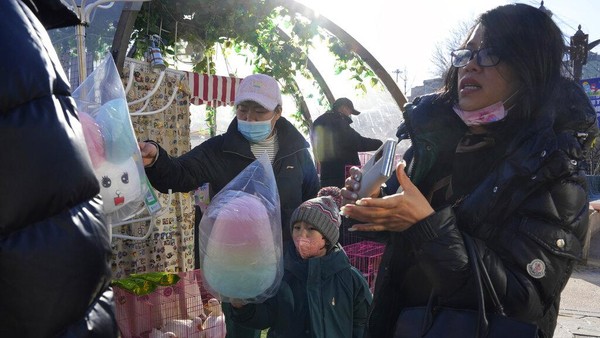 Sejak Maret 2020, semua penumpang yang tiba di China harus menjalani kewajiban karantina sampai dengan dua minggu. Setelah itu, waktu karantina ditingkatkan menjadi tiga minggu. Langkah-langkah tersebut dinilai sangat mengganggu pariwisata internasional dan perjalanan bisnis yang pada akhirnya membebani pertumbuhan ekonomi China. AP/Ng Han Guan Sejak Maret 2020, semua penumpang yang tiba di China harus menjalani kewajiban karantina sampai dengan dua minggu. Setelah itu, waktu karantina ditingkatkan menjadi tiga minggu. Langkah-langkah tersebut dinilai sangat mengganggu pariwisata internasional dan perjalanan bisnis yang pada akhirnya membebani pertumbuhan ekonomi China. AP/Ng Han Guan