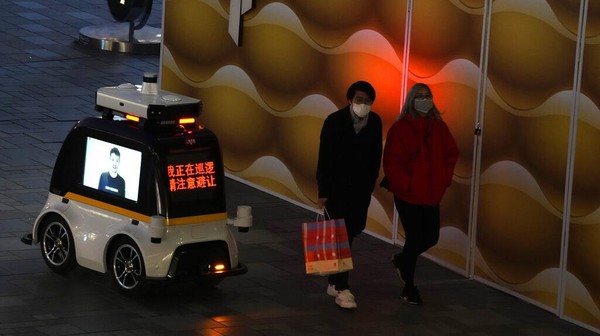 Pengumuman penghapusan aturan karantina itu disampaikan oleh Komisi Kesehatan Nasional China setelah hampir tiga tahun menerapkan aturan ketat bagi traveler dari luar negeri untuk mencegah penyebaran COVID-19. Langkah itu dilakukan setelah status COVID-19 diturunkan dari tingkat teratas penyakit menular, Kelas A, ke tingkat kedua Kelas B. AP/Ng Han Guan Pengumuman penghapusan aturan karantina itu disampaikan oleh Komisi Kesehatan Nasional China setelah hampir tiga tahun menerapkan aturan ketat bagi traveler dari luar negeri untuk mencegah penyebaran COVID-19. Langkah itu dilakukan setelah status COVID-19 diturunkan dari tingkat teratas penyakit menular, Kelas A, ke tingkat kedua Kelas B. AP/Ng Han Guan