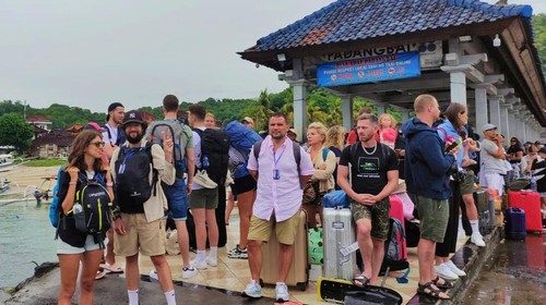 Situasi penyeberangan fast boat dari dermaga rakyat Padangbai menuju Gili Trawangan setelah dibuka kembali.