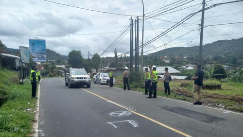 Suasana olah TKP di Jalan Raya Singaraja-Denpasar tepatnya wilayah Banjar Dinas Buyan, Desa Pancasari, Buleleng, Bali, Rabu (28/12/2022) siang. (Foto: Made Wijaya Kusuma/detikBali)