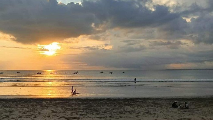 Sunset di Pantai Kuta, Kabupaten Badung, Bali.