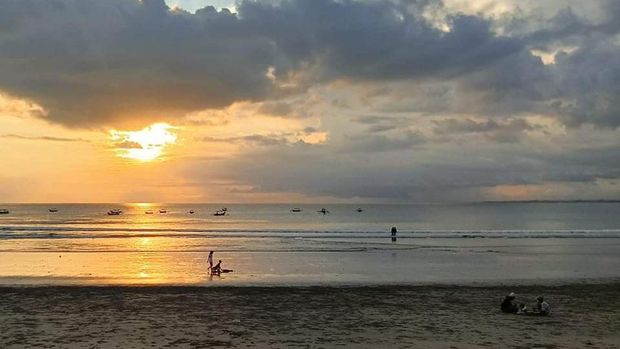 Sunset di Pantai Kuta, Kabupaten Badung, Bali.