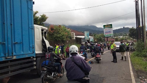 Situasi di TKP tabrakan minibus dengan truk di Pancasari, Buleleng Selasa (27/12/2022).