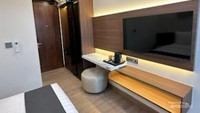 Kamar The Salt dilengkapi meja, TV, lemari pakaian, perlengkapan minum.