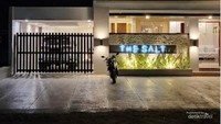 The Salt, tampak dari depan pada malam hari.