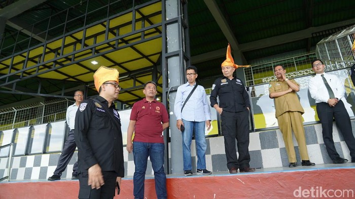 Tim asesmen Mabes Polri meninjau Stadion Gelora BJ Habibie untuk memberikan penilaian layak atau tidak untuk penyelenggaraan pertandingan.