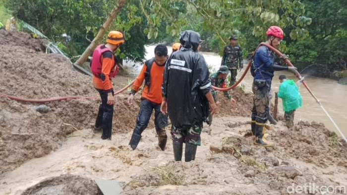 Tim SAR melakukan pencarian 5 warga yang tertimbun longosr di Jalan Poros Maros-Bone.