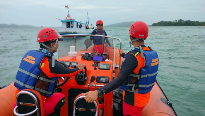 Tim SAR melakukan pencarian terhadap nelayan yang hilang di perairan Tanjung Soka, Kalsel.