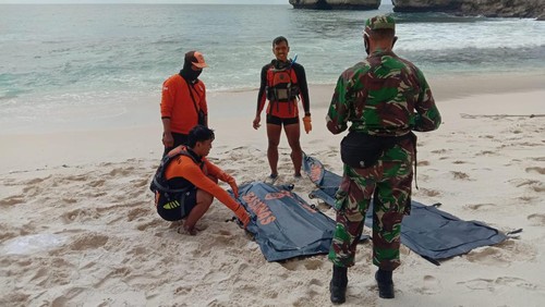 Tim SAR mengevakuasi jasad turis Malaysia yang dilaporkan hilang terseret ombak di Diamond Beach Nusa Penida, Klungkung, Bali, Rabu (28/12/2022).
