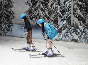 Ada Salju di Bekasi Sampai Bisa Bermain Ski
