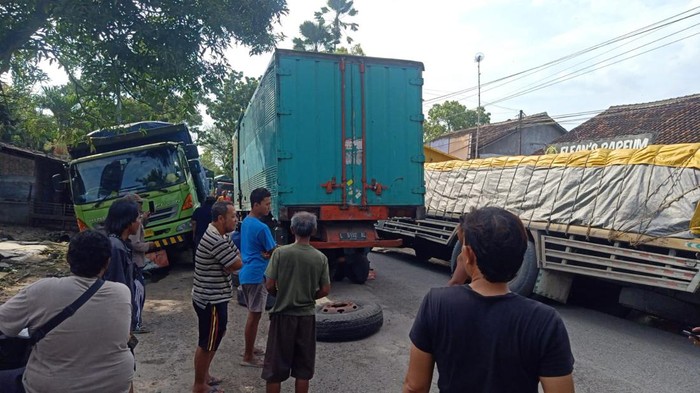 Jalan raya Blora-Grobogan macet total lantaran adanya sebuah Truk Treler bermuatan dari arah timur ke barat telah rusak as roda patah.