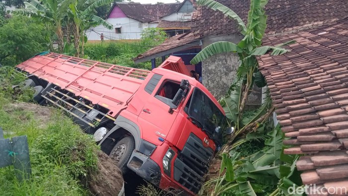 Truk tronton muatan gula terjun ke pekarangan di tepi jalan Jogja-Solo, Klaten, Rabu (28/12/2022).