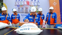 Direktur Utama PKT Rahmad Pribadi, melakukan penandatanganan pada salah satu karung produksi PKT yang menjadi simbol produksi akhir tahun 2022 dan disaksikan oleh Komisaris PKT Gustaaf AC Patty, Direktur Umum dan Keuangan PKT Qomaruzzaman, SEVP Business Support Meizar Effendi, Direktur Operasi dan Produksi Hanggara Patrianta dalam Acara Tutup Tahun Produksi PKT di Gudang Baging 1, Dept. Operasi Pabrik 6, Bontang, Kalimantan Timur.