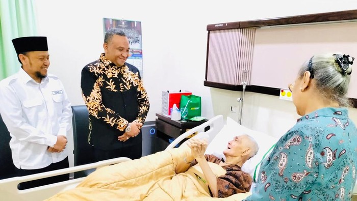 Verry Surya Hendrawan Bersama Wamenaker Jenguk Try Sutrisno