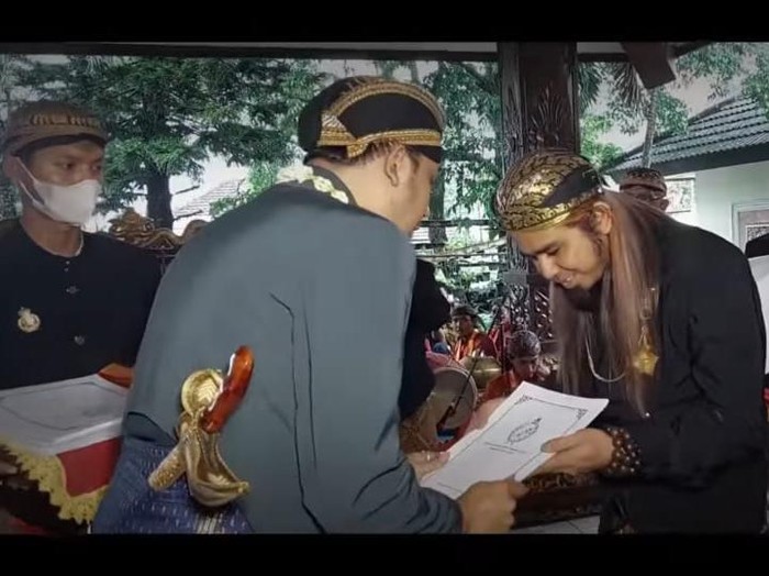 Video Gus Samsudin peroleh gelar dari Keraton Solo.