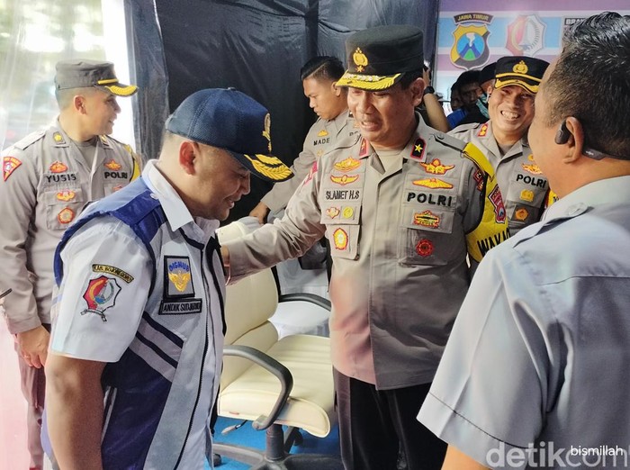 Wakapolda Jatim Brigjen Slamet HS saat meninjau pos pam di Bojonegoro