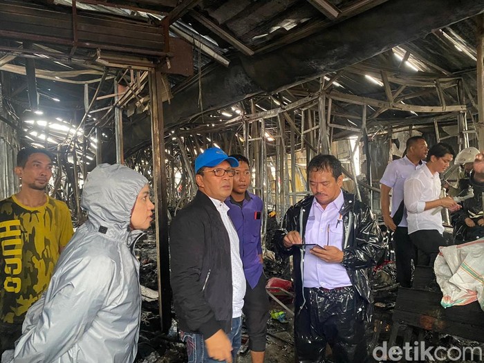 Wali Kota Makassar Danny Pomanto saat meninjau lokasi kebakaran di Pasar Sentral Makassar.