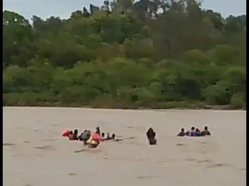 Viral di medsos sejumlah warga di Amfoang, Kabupaten Kupang menyeberang Sungai Taen yang meluap.