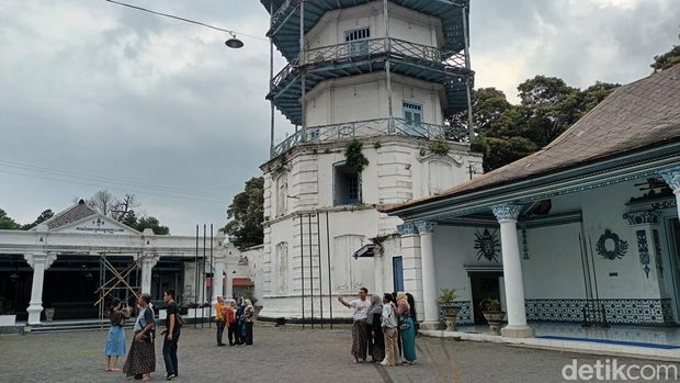 Wisatawan berkunjung ke Keraton Solo, Rabu (28/12/2022)