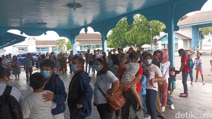 Di tengah konflik saudara di Keraton Solo, destinasi wisata sejarah itu masih begitu diminati wisatawan. Wisatawan mengantre masuk keraton.
