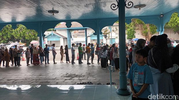 Wisatawan berkunjung ke Keraton Solo, Rabu (28/12/2022)