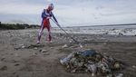 Lihat lagi Aksi Heroik Ultraman Bersih-bersih Sampah di Pantai Kuta
