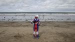 Lihat lagi Aksi Heroik Ultraman Bersih-bersih Sampah di Pantai Kuta