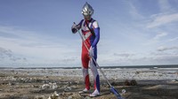 Ini dia momen saat Ultraman melakukan bersih-bersih sampah di Pantai Kuta, Bali, Kamis (29/12/2022).