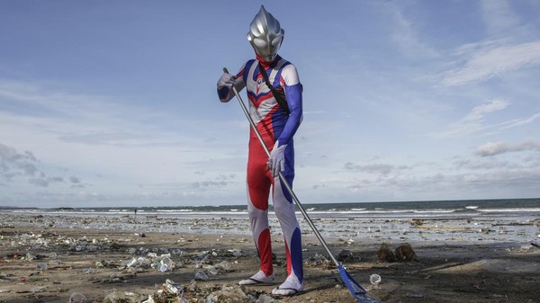 Lihat lagi Aksi Heroik Ultraman Bersih-bersih Sampah di Pantai Kuta