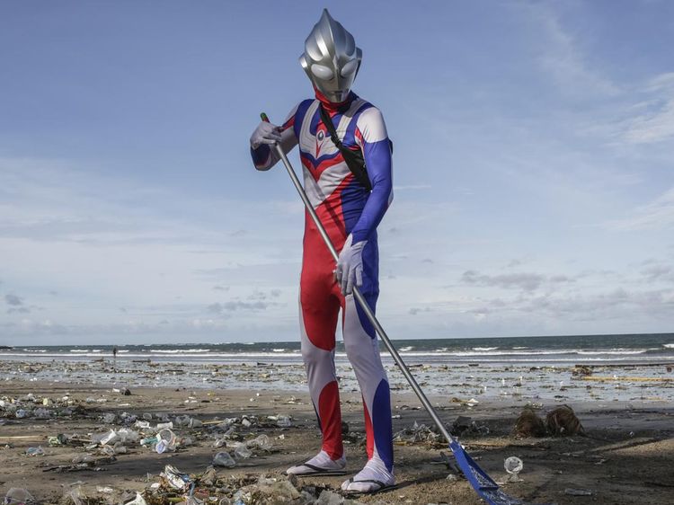 Lihat lagi Aksi Heroik Ultraman Bersih-bersih Sampah di Pantai Kuta