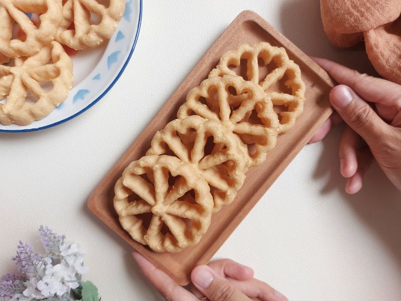 Kue kembang goyang or kuih loyang. It is an Indonesian cuisine and Malaysian cuisine flower shaped traditional snack or kuih, associated with Betawi cuisine and Malay cuisine.