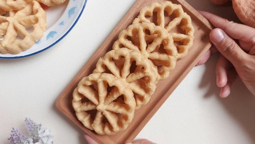 Kue kembang goyang or kuih loyang. It is an Indonesian cuisine and Malaysian cuisine flower shaped traditional snack or kuih, associated with Betawi cuisine and Malay cuisine.