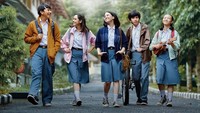 Sukses di televisi lalu dijadikan versi film dan kembali lagi ke serial terjadi dalam beberapa ip-ip besar, salah satunya Keluarga Cemara the Series. Namun kali ini mereka tak membuat cerita yang hampir sama dengan film, melainkan spin-off yang menghadirkan keseruan dari Euis (Adhisty Zara) bersama dengan teman-temannya. Nuansa penuh kekeluargaan pun tetap dihadirkan dalam serial yang digarap oleh Ismail Basbeth tersebut. Tayang sejak 24 September kemarin, serial ini pun masih menjadi salah satu tontonan yang menarik dan sajian yang dapat dinikmati segala usia.
