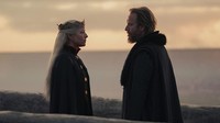 Mungkin banyak yang masih menimbang-nimbang jika House of the Dragon disebut telah melampaui dari raihan Game of Thrones. Namun faktanya serial tersebut memang sukses besar, bahkan insider menyebutnya sebagai acara televisi terbaik di tahun ini. Mengangkat kisah 200 tahun sebelum momen di Game of Thrones, serial tersebut berhasil menghadirkan unsur-unsur yang dirindukan dari para fans film fiksi, khususnya naga. Bahkan pada penayangan episode terakhirnya pada 23 Oktober lalu, ada 9,3 juta penonton yang menyaksikan serial tersebut dari berbagai platform.