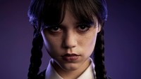 Pada akhir tahun ini ada satu nama serial yang begitu mencuri perhatian tak hanya di Tanah Air tapi juga di seluruh dunia. Diangkat dari kisah The Addams Family, sang putri Wednesday Addams pun menjadi daya tarik tersendiri di Netflix. Serial Wednesday bahkan menciptakan tren di seluruh dunia lewat adegan dance ikonik sang bintang utama, Jenna Ortega. Bergenre komedi horor, serial tersebut menjadi tayangan paling populer di layanan tersebut bahkan mereka juga berhasil mendapatkan dua nominasi di Golden Globes lewat kategori Best Television Series-Musical or Comedy dan Best Actress untuk Jenna Ortega.