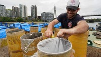 Pekerja memeriksa kembang api di Pulau Glebe, Sydney, Australia, Kamis (29/12/2022).